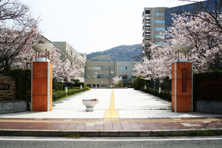 05.正門前.JPG
