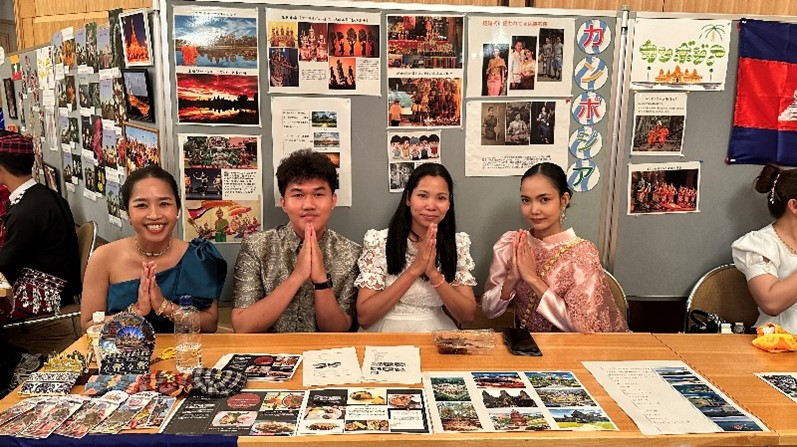 At a table introducing Cambodia in Japanese
